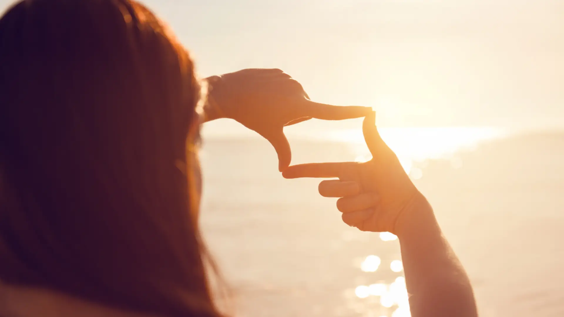 Femme regardant l'horizon – prévoyance suisse